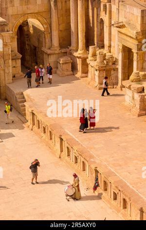 Jerash, Giordania - 7 novembre 2022: Persone che visitano l'anfiteatro romano nella città antica Gerasa sito archeologico Foto Stock