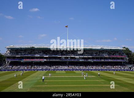 Vista generale come l'inglese ben Duckett è inchinato per 182 dall'irlandese Graham Hume durante il secondo giorno della prima partita LV= Insurance Test a Lord's, Londra. Data immagine: Venerdì 2 giugno 2023. Foto Stock