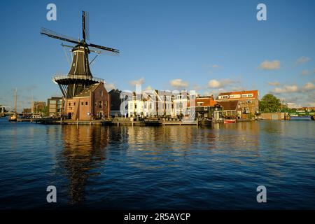 HAARLEM, PAESI BASSI - 24 MAGGIO 2022: Il famoso mulino a vento Adriaan sul fiume De Spaarne in una giornata limpida. Foto Stock