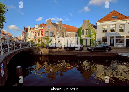 HAARLEM, PAESI BASSI - 24 MAGGIO 2022: Chiari riflessi delle case sul canale Burgwal in una serata di sole. Foto Stock