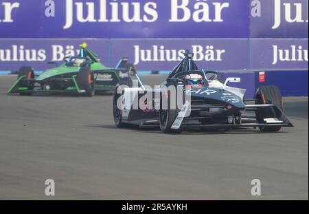 GIACARTA, 2 giugno 2023 (Xinhua) -- Mitch Evans (Front R) della Nuova Zelanda di Jaguar TCS Racing compete durante il Campionato ABB Formula-e JAKARTA e-Prix Free Practise a Giacarta, Indonesia, 2 giugno 2023. (Xinhua/Zulkarnain) Foto Stock