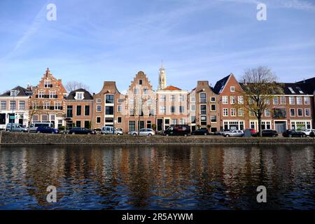 Haarlem, Paesi Bassi - Aprile 12. 2022: Vista panoramica delle tradizionali case olandesi che costeggiano il fiume Sparne in primavera. Foto Stock