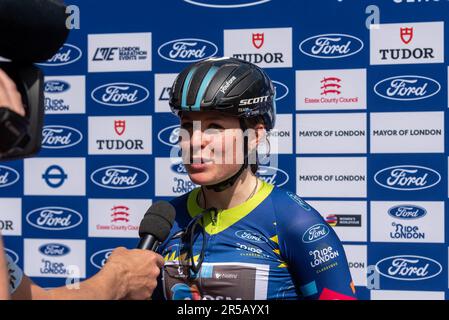 Charlotte Kool del Team DSM il Classique UCI Women's WorldTour Road Race Stage 3 del 2023 Ford RideLondon in bicicletta evento a Londra, Regno Unito. Intervista TV Foto Stock