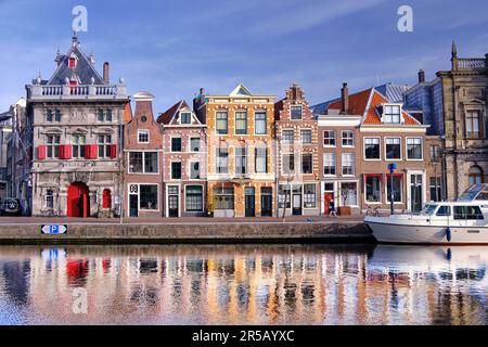 Haarlem, Paesi Bassi - Aprile 12. 2022: Vista panoramica delle tradizionali case olandesi che costeggiano il fiume Sparne in primavera. Riflessi nell'acqua. Foto Stock
