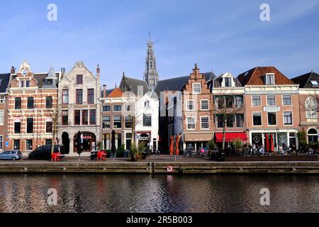 Haarlem, Paesi Bassi - Aprile 12. 2022: Vista panoramica delle tradizionali case olandesi che costeggiano il fiume Sparne in primavera. Foto Stock