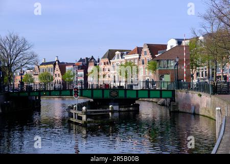 Haarlem, Paesi Bassi - Aprile 12. 2022: Vista sul fiume Sparne verso il vecchio ponte verde swing (Melkbrug) in primavera. Foto Stock