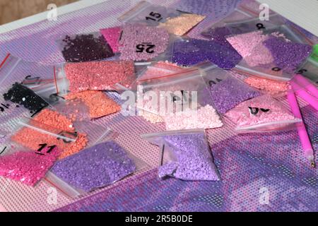 Un insieme per un'immagine dei rhinestones. Mosaico di diamanti. Borse con strass e attrezzi. Foto Stock