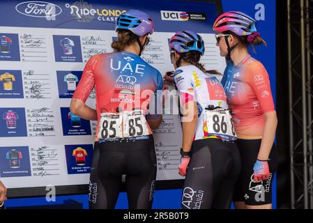 UAE Team ADQ piloti che si iscrive al Classique UCI Women's WorldTour Road race Stage 3 del 2023 Ford RideLondon ciclismo evento a Londra, Regno Unito Foto Stock