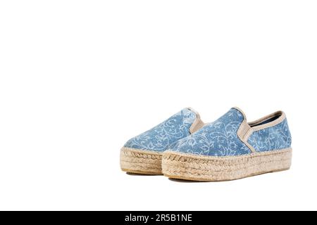 Una coppia di espadrilles blu su sfondo bianco con spazio copia Foto Stock