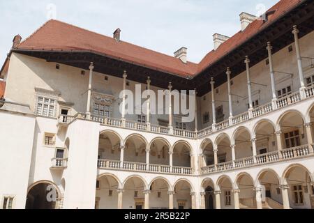 La facciata architettonica del Palazzo Prymas Krzycki in Polonia, Cracovia sotto il cielo blu Foto Stock