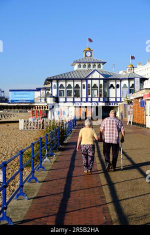 Eastbourne, East Sussex, Regno Unito - Settembre 8 2021: Pedoni anziani sul lungomare in una giornata di sole con il molo sullo sfondo. Foto Stock