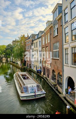 Utrecht, Paesi Bassi - 25 2021 settembre: Crociera sul canale di Oudegracht (vecchio canale) con edifici storici sul canale Foto Stock