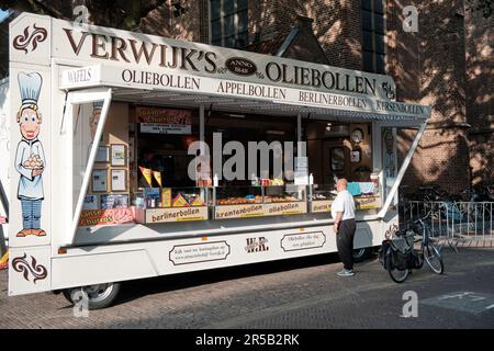 Utrecht, Paesi Bassi - Settembre 25 2021: Persone in coda per acquistare palline di ciambelle fritte chiamate oliebollen, un tipico delizia olandese di Capodanno Foto Stock