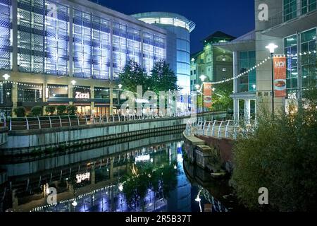 Reading, Berkshire, Regno Unito, Inghilterra 06 settembre 2021. Riverside sul centro commerciale Oracle al crepuscolo. Foto Stock