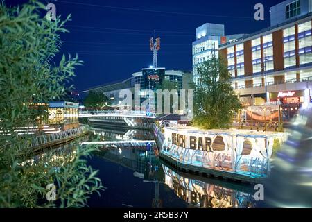 Reading, Berkshire, Regno Unito, Inghilterra 06 settembre 2021. Riverside sul centro commerciale Oracle al crepuscolo. Foto Stock