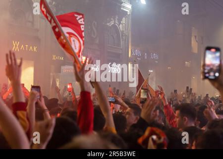 Focalizzazione selettiva sulla gioia dei tifosi Galatasaray, celebrazione del campionato Galatasaray a Istanbul, tifosi celebrare la vittoria turco Super Lig Foto Stock