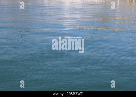 Un'immagine di un corpo idrico della terra. È un'acqua pulita, blu, liscia e calma. Foto Stock