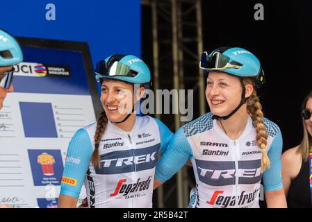 Lucinda Brand & Elynor Backstedt di Trek Segafredo team rider nella classifica UCI Women's WorldTour Road Stage 3 di Ford RideLondon 2023 Foto Stock