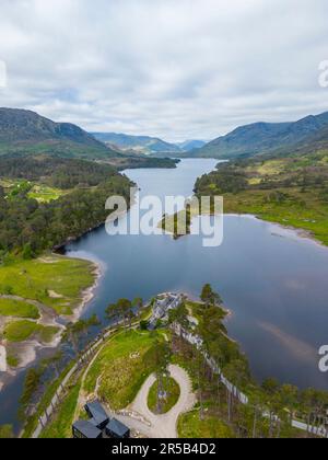 Veduta aerea lungo Glen Affric verso Glen Affric Lodge sulla Glen Affric Estate e Loch Affric Scottish Highlands, Scozia, Regno Unito Foto Stock