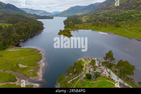 Veduta aerea lungo Glen Affric verso Glen Affric Lodge sulla Glen Affric Estate e Loch Affric Scottish Highlands, Scozia, Regno Unito Foto Stock