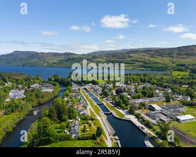 Veduta aerea del canale di Caledonian e del fiume Oich a Fort Augustus sul Loch Ness, Scozia, Regno Unito Foto Stock