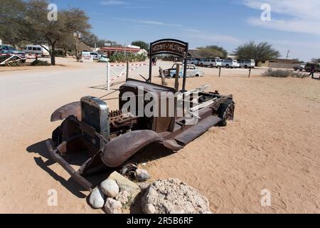 Solitaire, Namibia - 12 agosto 2018: Auto abbandonata a Solitaire, famosa città nel deserto Foto Stock