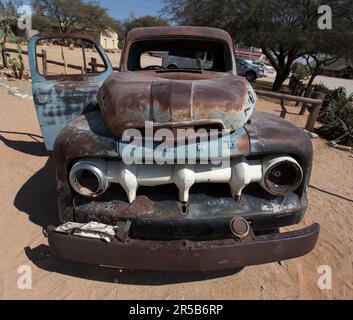 Solitaire, Namibia - 12 agosto 2018: Auto abbandonata a Solitaire, famosa città nel deserto Foto Stock