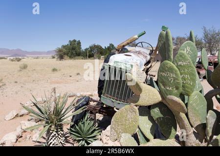 Solitaire, Namibia - 12 agosto 2018: Auto abbandonata a Solitaire, famosa città nel deserto Foto Stock