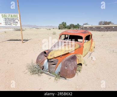 Solitaire, Namibia - 12 agosto 2018: Auto abbandonata a Solitaire, famosa città nel deserto Foto Stock