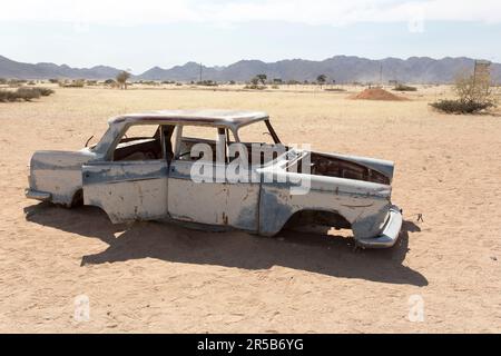 Solitaire, Namibia - 12 agosto 2018: Auto abbandonata a Solitaire, famosa città nel deserto Foto Stock