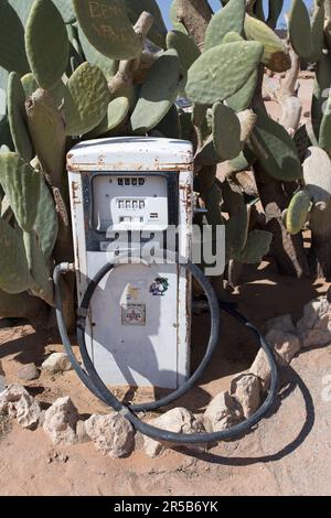 Solitaire, Namibia - 12 agosto 2018: Pompa a gas a Solitaire, famosa città nel deserto Foto Stock