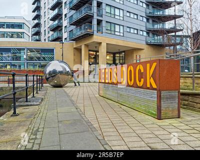 Regno Unito, West Yorkshire, Leeds, Leeds Dock Sign e sculture di approccio riflessivo. Foto Stock