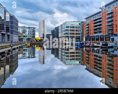 Regno Unito, West Yorkshire, Clarence House, Narrwboats, Appartamenti e uffici al molo di Leeds Foto Stock