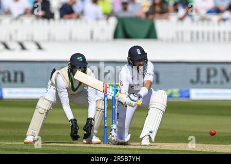 Joe Root of England durante il LV= Insurance Test Match Day 2 Inghilterra vs Irlanda a Lords, Londra, Regno Unito, 2nd giugno 2023 (Photo by Craig Thomas/News Images) Foto Stock