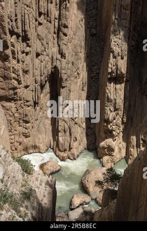 Prospettiva dall'alto delle pareti del canyon e del flusso del fiume in fondo al ripido e stretto canyon del Caminito del Rey in Andalusia in Spagna Foto Stock