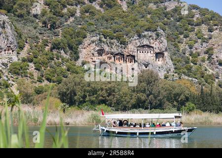 Antiche tombe rupestri Liciane (4th ° secolo a.C.), Dalyan, Provincia di Muğla, Turchia, aprile 2023 Foto Stock