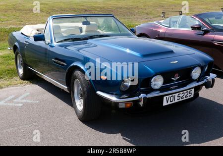 Vista frontale di tre quarti di un Blue, 1979, Aston Martin V8 Vantage volante , in mostra al 2023° Deal Classic Car Show Foto Stock