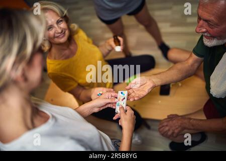 Coppia anziani che prendono il farmaco e le vitamine prima dell'allenamento della palestra. Salute, benessere, concetto di vita senior. Foto Stock