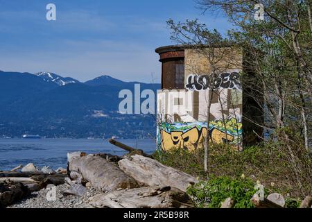 La seconda Guerra Mondiale Coast Artillery Ricerca Light Post a Tower Beach, Vancouver, British Columbia, Canada Foto Stock