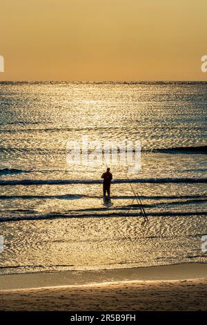 Beach casting per pescatori al tramonto, Whitesands Bay, una spiaggia con bandiera blu sulla penisola di St David nel Pembrokeshire Coast National Park, Galles occidentale Foto Stock