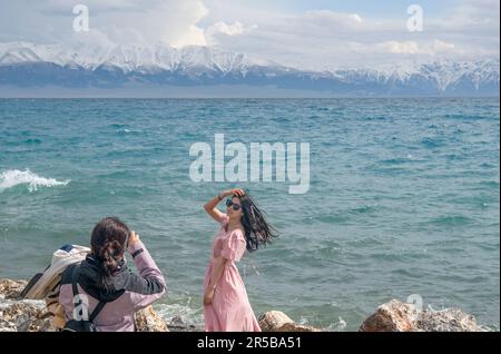 (230602) -- URUMQI, 2 giugno 2023 (Xinhua) -- Un turista posa per le foto dal lago di Sayram nella regione autonoma di Xinjiang Uygur della Cina nord-occidentale, 21 maggio 2023. Secondo un calcolo completo attraverso una piattaforma di big data per le statistiche del turismo e un sondaggio campione, da gennaio ad aprile 2023, Xinjiang ha ricevuto oltre 51,19 milioni di turisti, un aumento annuale del 29,56%. Nel frattempo, il fatturato del turismo ha raggiunto i 42,64 miliardi di yuan (circa 6,03 miliardi di dollari USA), con un aumento del 60,59% su base annua. (Xinhua/Wang Fei) Foto Stock