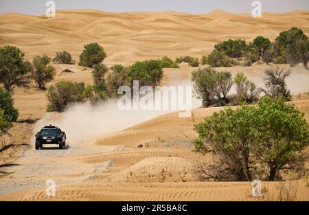 (230602) -- URUMQI, 2 giugno 2023 (Xinhua) -- i corridori partecipano al 2023° Rally Taklimakan nel deserto nella contea di Moyu della prefettura di Hotan, nella regione autonoma di Xinjiang Uygur, nel nord-ovest della Cina, il 28 maggio 2023. Secondo un calcolo completo attraverso una piattaforma di big data per le statistiche del turismo e un sondaggio campione, da gennaio ad aprile 2023, Xinjiang ha ricevuto oltre 51,19 milioni di turisti, un aumento annuale del 29,56%. Nel frattempo, il fatturato del turismo ha raggiunto i 42,64 miliardi di yuan (circa 6,03 miliardi di dollari USA), con un aumento del 60,59% su base annua. (Xinhua/Hu Huhu) Foto Stock