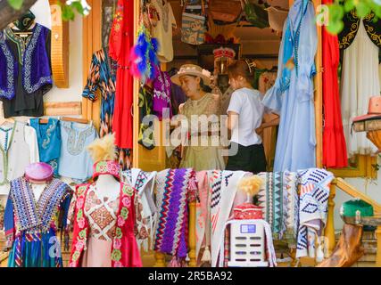 (230602) -- URUMQI, 2 giugno 2023 (Xinhua) -- i turisti selezionano i costumi tradizionali sulla via Liuxing nella città di Yining, Prefettura autonoma di Ili Kazak, regione autonoma di Xinjiang Uygur, nel nord-ovest della Cina, 17 maggio 2023. Secondo un calcolo completo attraverso una piattaforma di big data per le statistiche del turismo e un sondaggio campione, da gennaio ad aprile 2023, Xinjiang ha ricevuto oltre 51,19 milioni di turisti, un aumento annuale del 29,56%. Nel frattempo, il fatturato del turismo ha raggiunto i 42,64 miliardi di yuan (circa 6,03 miliardi di dollari USA), con un aumento del 60,59% su base annua. (Xinhua/Wang Fei) Foto Stock