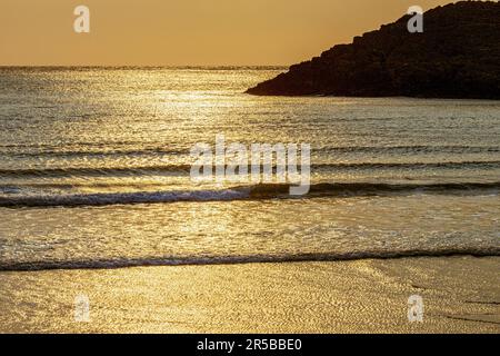 Il sole tramonta sul mare a Whitesands Bay, una spiaggia Bandiera Blu sulla penisola di St David nel Pembrokeshire Coast National Park, Galles UK Foto Stock