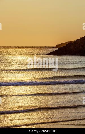 Il sole tramonta sul mare a Whitesands Bay, una spiaggia Bandiera Blu sulla penisola di St David nel Pembrokeshire Coast National Park, Galles UK Foto Stock