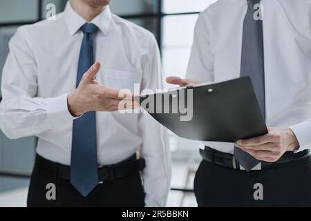 Due imprenditori aventi Riunione informale in un ufficio moderno Foto Stock