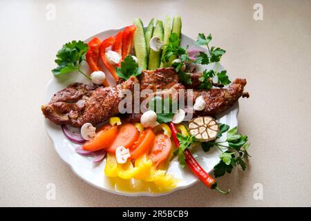 Kebabs spiedini di carne alla griglia, shish kebab con verdure su fondo di legno nero. Foto di alta qualità Foto Stock