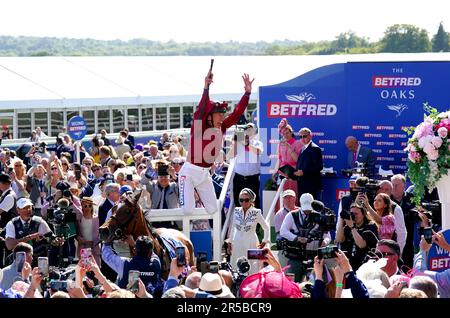 Il jockey Frankie Dettori salta fuori della sorella Soul mentre celebra la vittoria delle querce di Betfred durante il giorno delle Signore del 2023 Festival Derby all'ippodromo di Epsom Downs, Epsom. Data immagine: Venerdì 2 giugno 2023. Foto Stock