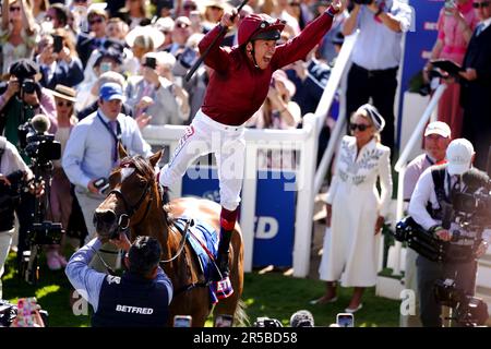 Il jockey Frankie Dettori salta fuori della sorella Soul mentre celebra la vittoria delle querce di Betfred durante il giorno delle Signore del 2023 Festival Derby all'ippodromo di Epsom Downs, Epsom. Data immagine: Venerdì 2 giugno 2023. Foto Stock