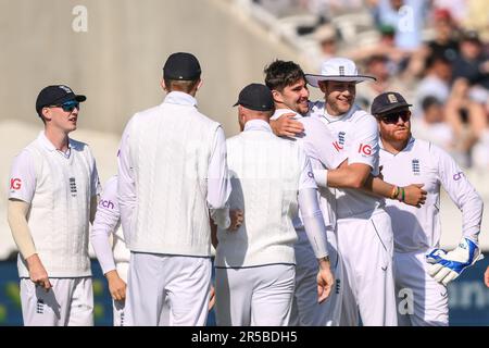 Josh Tongue of England celebra il suo primo bowling internazionale Peter Moor of Ireland durante il LV= Insurance Test Match Day 2 Inghilterra vs Irlanda a Lords, Londra, Regno Unito, 2nd giugno 2023 (Photo by Craig Thomas/News Images) Foto Stock